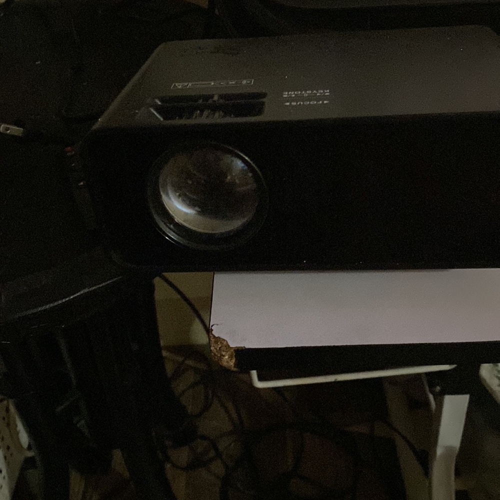Keystone projector with remote - Picture 3 of 4